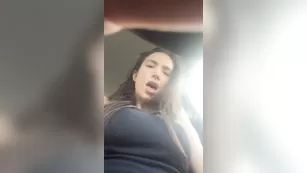 Сисястая телочка AdorableJessy дрочит пизду за рулем