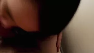 Шикарная дамочкаAdrey отсасывает пенис