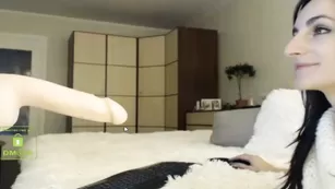 Черноволосая краля Haydendawn отсасывает дилдо