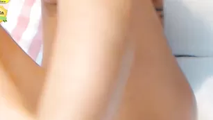 Грудастая красавица erikasweetie мастурбирует пизденку