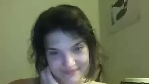 Заводная пассия Bustybrowneyes трахает киску фаллосом