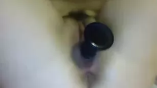 Заводная пассия Bustybrowneyes трахает киску фаллосом