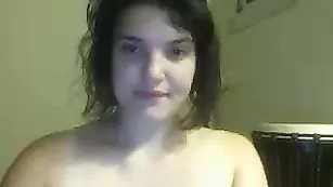 Заводная пассия Bustybrowneyes трахает киску фаллосом