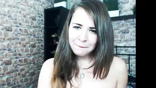 Симпатичная милашка sirenabeauty ласкает бритую киску