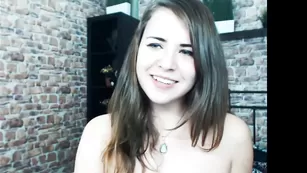 Симпатичная милашка sirenabeauty ласкает бритую киску