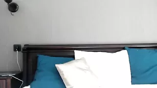 Смазливая дамочка kissofcobra ласкает бритую пизду