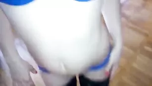 Шлюшка в чулочках качественно отсасывает хуй