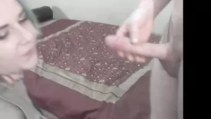 Светловолосая краля sweety_naughty глубоко сосет член