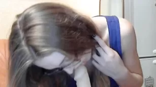 Украинская шалава Оля облизывает страпон