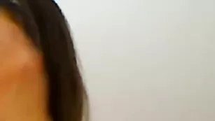 Озорная путана LilyDoll ласкает красивые сиськи