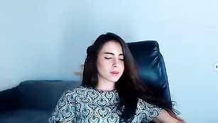 Сексапильная шлюха lillyasun танцует стриптиз