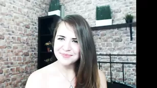 Темноволосая шалава sirenadoll позирует обнаженная