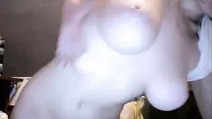 Пышная красотка Pupi_Zefiro эротично раздевается