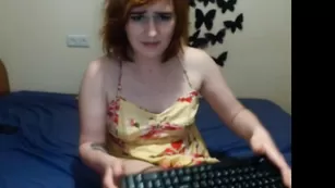 Шлюшка в чулках cute_angelx69 нежно теребит пизду
