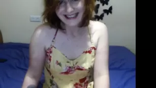 Шлюшка в чулках cute_angelx69 нежно теребит пизду