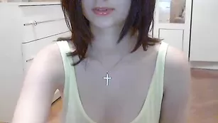 Смазливая шлюшка allla23 общается в чате