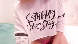 Несносная путана SexyyInessa страстно трахает очко