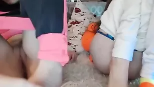 Молоденькие шлюшки дрочат пизду секс игрушками
