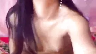 Сочная телка Marion нежно мастурбирует пизду