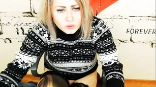 Сочная потаскушка lilusn_winter нежно мастурбирует пизду