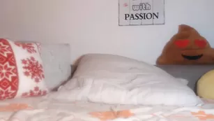 Худая куколка Deiutza18 трахает очко страпоном