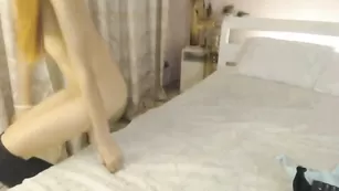 Худенькая шлюшка MsDevil вертит большой попой