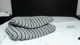 Смазливая блонда Hotledy трахает пизду
