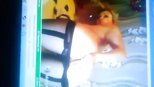 Нежная блонда lorasexy обнажает большую попку