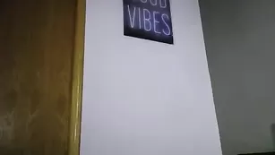 Смазливая телочка sassyhelen ласкает сосочки