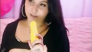 Шальная сучка MillaYa скачет на страпоне