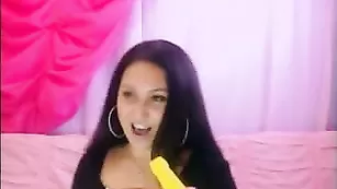 Шальная сучка MillaYa скачет на страпоне