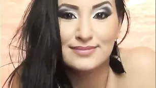 Телочка в чулках LiveJasmin страстно мастурбирует пизду