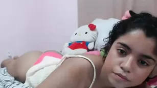 Сочная малышка Pinkypie ласково дрочит пизду