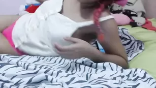 Сочная малышка Pinkypie ласково дрочит пизду