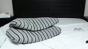 Сочная краля Hotledy мастурбирует пизду