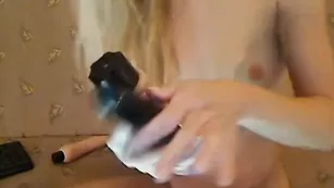 Изысканная шваль lnsomnia трахает обе дырки