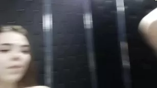 Нежная сучка rileynchuck отсасывает хер