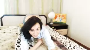 Сексуальные брюнетки NikaBond танцуют в одежде