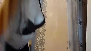Симпатичная сучка демонстрирует свое роскошное тело