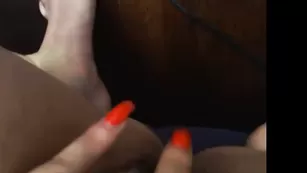 Толстенькая шалава cutemicheleforu ласкает сочную пизду