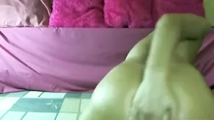 Сочная курва vanillka трахает очко бананом