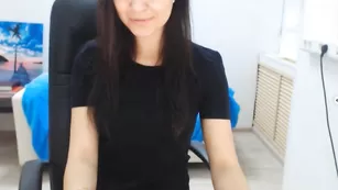 Озорная брюнетка nninaa танцует стриптиз