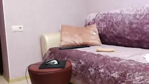 Знойная малышка Leila175 трахает себя в пизду