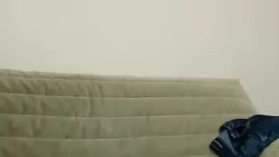 Шальная телочка Cortney ласкает натуральные сиськи