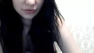 Неподражаемая сука zariana ласкает маленькие сиськи