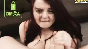 Похотливая леди Kriisrus отсасывает хер