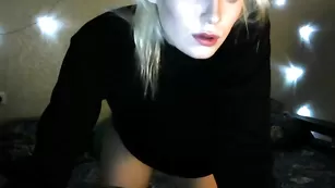 Светловолосая шкура QuinaQuen показывает свои трусики