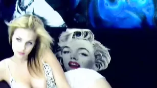 Жаркая красотка Lollie соблазняет шикарным телом