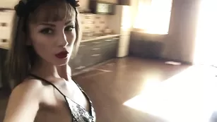 Топовая модель fressia ласкает бритую киску