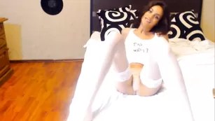 Красотка в чулках NoraBlue2 эротично позирует на кровати